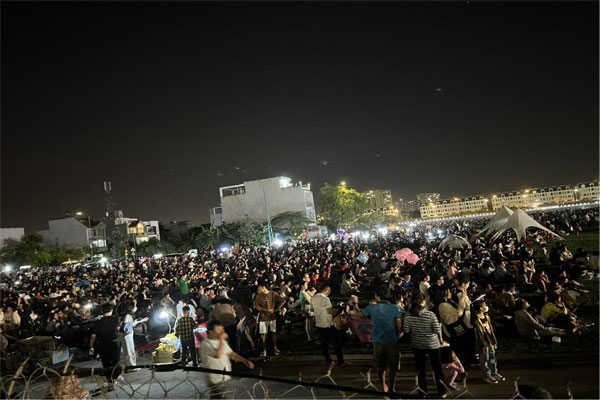 Trước khi diễn ra sự kiện, rất đông người dân đã đến khu vực tổ chức bắn pháo hoa và biểu diễn nghệ thuật.