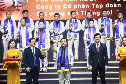 Ông Nguyễn Thanh Quyền nhận giải thưởng Top 100 doanh nhân trẻ tiêu biểu năm 2022.