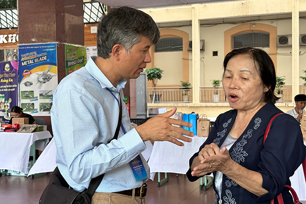 Tiến Sĩ Nguyễn Văn Kiền, Giám đốc Công ty Mekong Organics và bà Nguyễn Thanh Thuỷ, Giám đốc Công ty phân bón hữu cơ Vina xanh