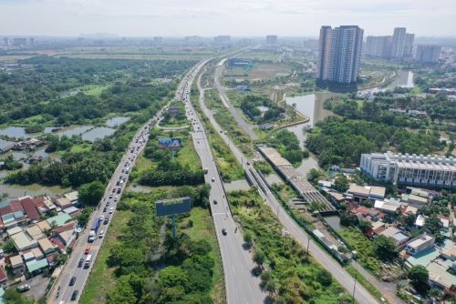 Đường song hành cao tốc TP. Hồ Chí Minh - Long Thành - một trong những công trình giao thông trọng điểm của TP Thủ Đức. Ảnh: Quỳnh Trần.