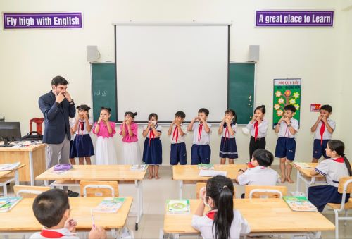 Lớp học Tiếng Anh đầu tiên cùng với giáo viên nước ngoài do NovaGroup tổ chức tại Đồng Tháp gây ấn tượng với các em học sinh bằng những phương pháp học tập thú vị.
