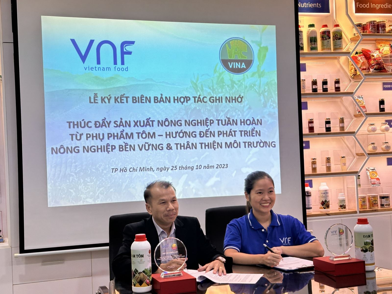 Ông Nguyễn Văn Mười cùng với đại diện Công ty VNF tại buổi Lễ Ký Kết