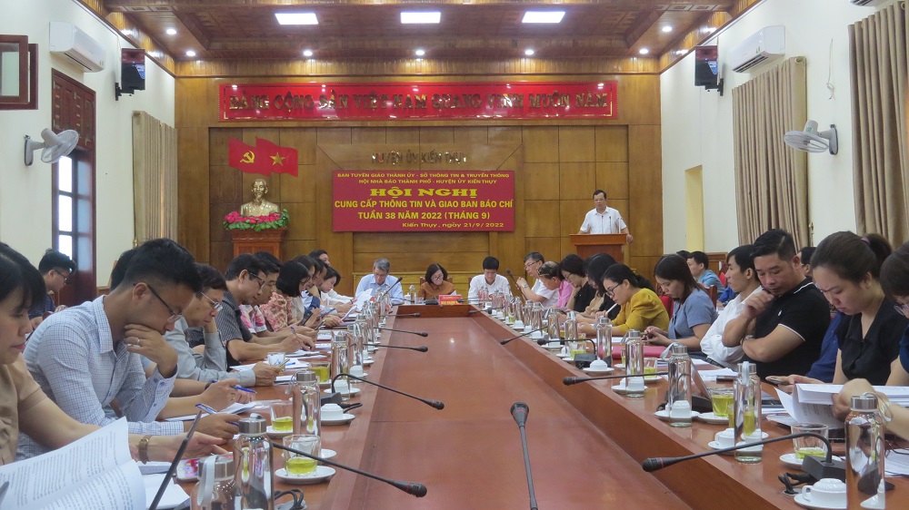 Ông Nguyễn Văn Tuấn, Chủ tịch UBND huyện Kiến Thuỵ cho biết, ngày mai huyện sẽ tổ chức cắm phao tiêu khu vực di dời các hộ nuôi ngao không phép giai đoạn 1.