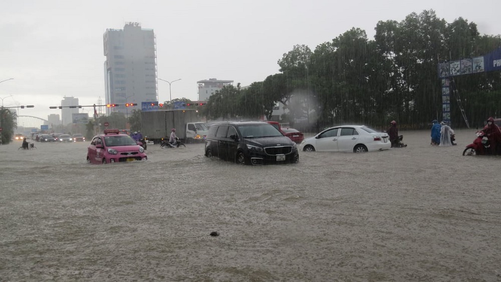 Mưa lớn kéo dài nhiều giờ đồng hồ khiến nhiều tuyến đường tại TP. Hải Phòng ngập, lụt.