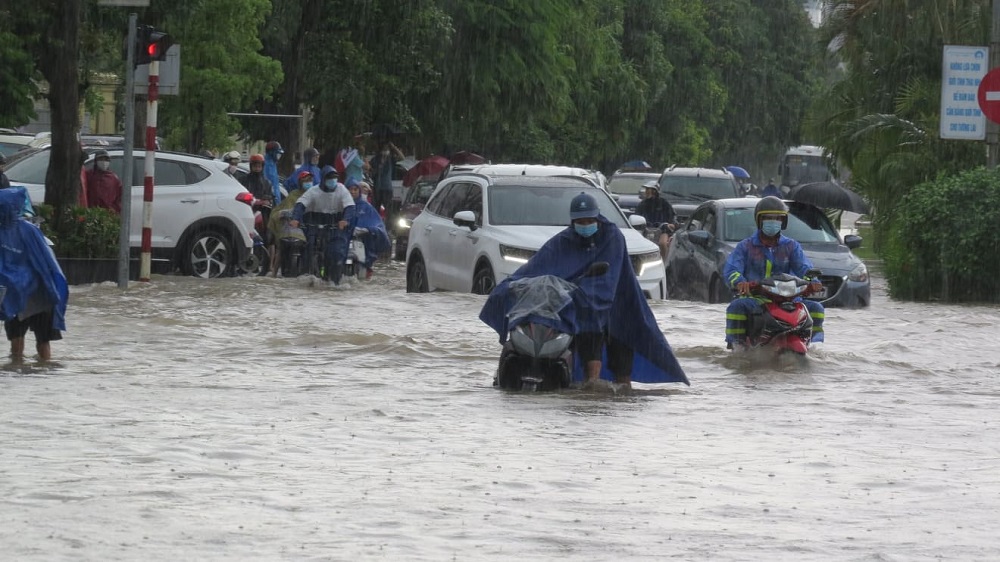 Nhiều phương tiện tham gia giao thông bị chết máy, phải dắt bộ xe.