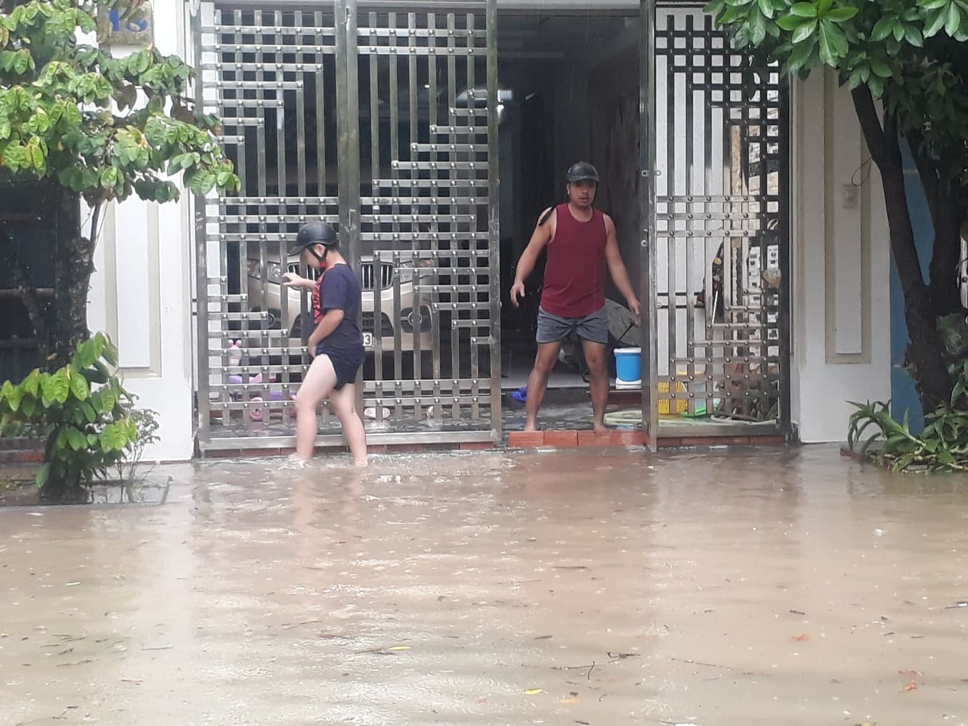 Người dân tại ngõ 67 Trung Lực, phường Đằng Lâm cho biết, đây là lần đầu tiên tôi chứng kiến mưa lớn khiến nước tràn vào đến cửa nhà minh.