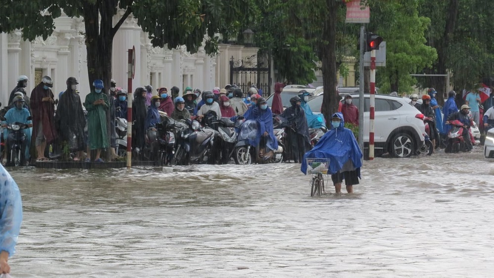 Người tham gia giao thông phải trú mưa ven đường Lê Hồng Phong, đợi ngớt mưa rồi đi tiếp.