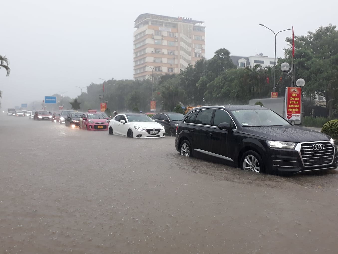 Không chỉ xe máy, xe ô tô khi tham gia giao thông cũng gặp khó khăn trong quá trình di chuyển vì mưa lớn, ngập lụt. Tấc đường kéo dài.