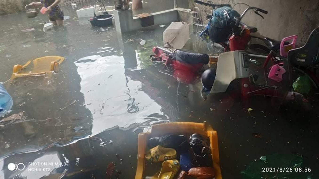 Nuwocsc tràn vào khiến đồ đạc, vật dụng trong khu nhà trọ của em Phạm Văn Nghĩa (quận Hồng Bàng) nằm ngổn ngang trên mặt nước.