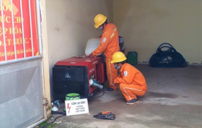 Công nhân PC Đắk Nông kiểm tra trạm biến áp cấp điện tại điểm cách ly tập trung.