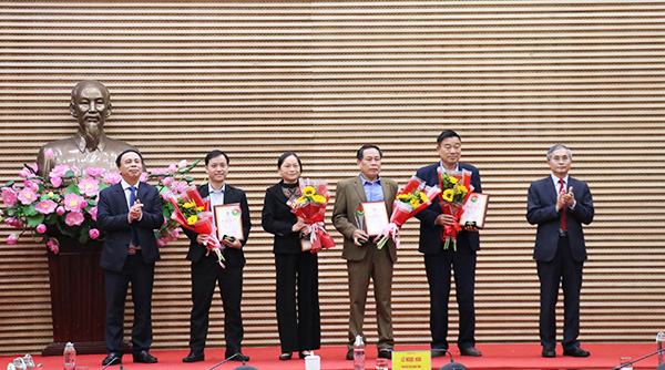 Phó Chủ tịch UBND tỉnh Lê Ngọc Hoa trao Giấy chứng nhận sản phẩm công nghiệp nông thôn tiêu biểu cấp quốc gia