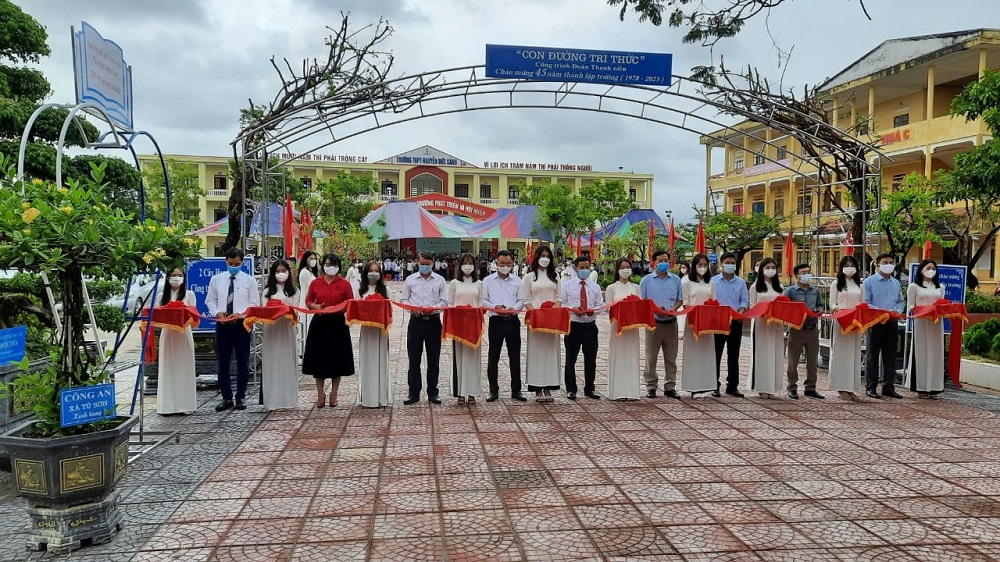 Ngày khai giảng năm học mới, trường THPT Nguyễn Đức Cảnh huyện Kiến Thụy cũng cắt băng khánh thành công trình “Con đường tri thức” Công trình Đoàn thanh niên chào mừng 45 năm thành lập nhà trường (1978-2023).