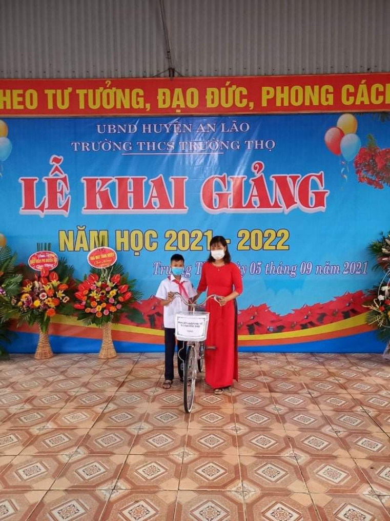 Học sinh có hoàn cảnh khó khăn trường THCS Trường Thọ được nhận món quà ý nghĩa nhân ngày khai giảng, động viên em vượt qua khó khăn, tiếp tục học tập.