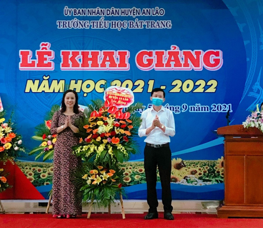 Lẵng hoa chúc mừng trường Tiểu Học Bát Trang, huyện An Lão bước vào năm học mới, hoàn thành nhiệm vụ, kế hoạch năm.