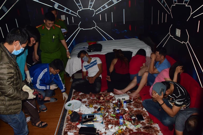 Qua kiểm tra, lực lượng Công an tỉnh Thừa Thiên - Huế phát hiện và bắt giữ 47 đối tượng tại nhà nghỉ Phượng Hồng liên quan đến việc sử dụng trái phép chất ma túy.