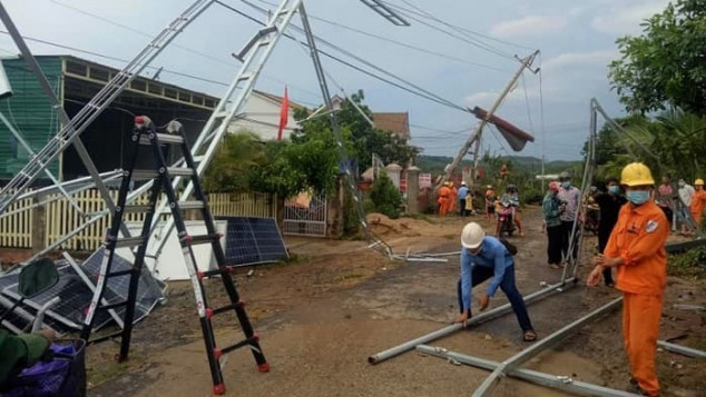 Công nhân Điện lực Krông Nô khắc phục sự cố lưới điện do giông lốc