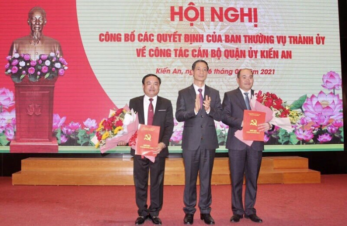 Ông Đỗ Mạnh Hiến - Phó Bí thư Thường trực Thành ủy Hải Phòng trao Quyết định và tặng hoa cho ông Trần Quang Minh và ông Nguyễn Trường Sơn.