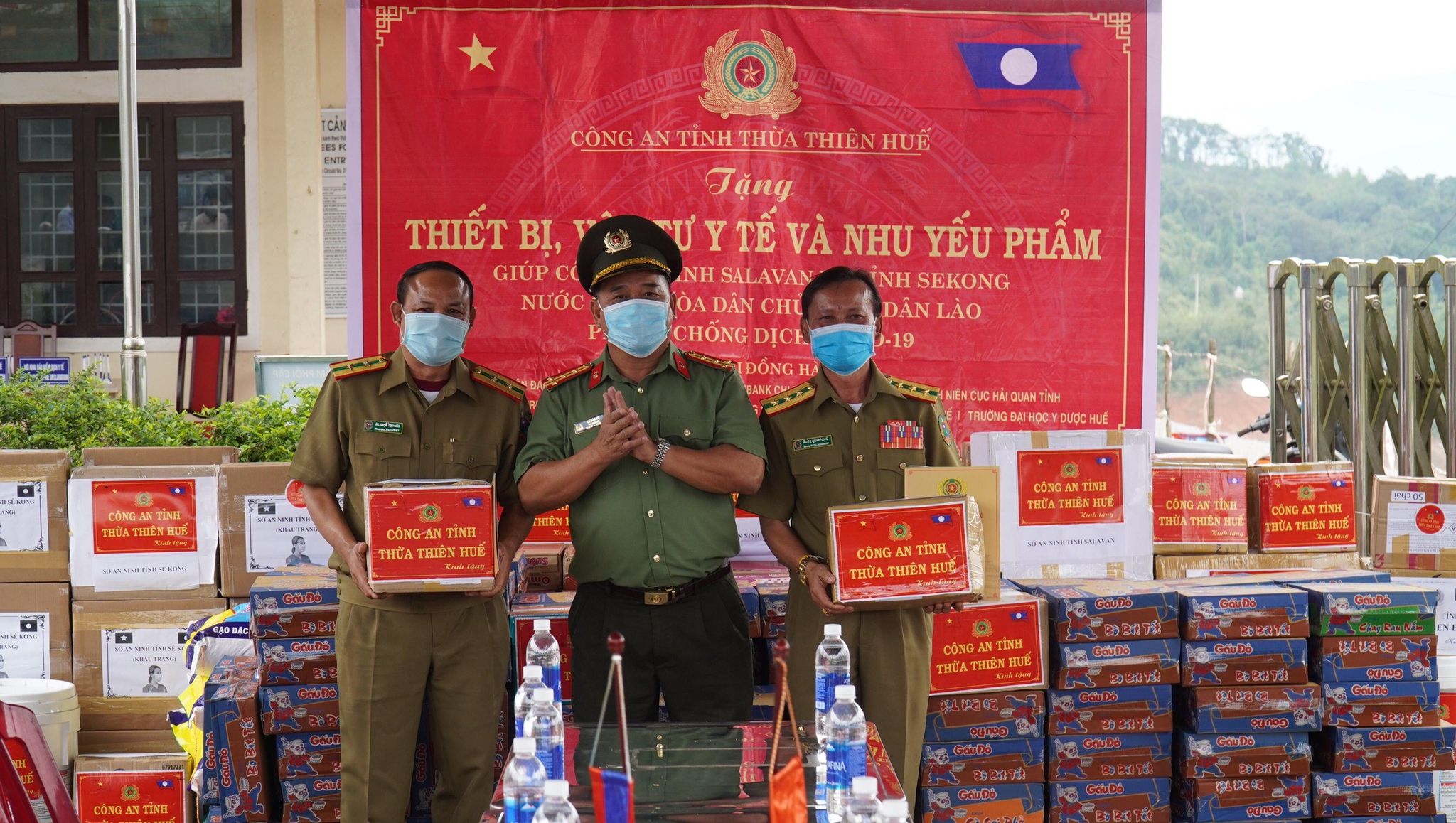 Đại tá Lê Văn Vũ - Phó giám đốc Công an tỉnh trao tặng nhu yếu phẩm phòng chống dịch Covid-19 cho 2 tỉnh Salavan và Sekong – Lào.