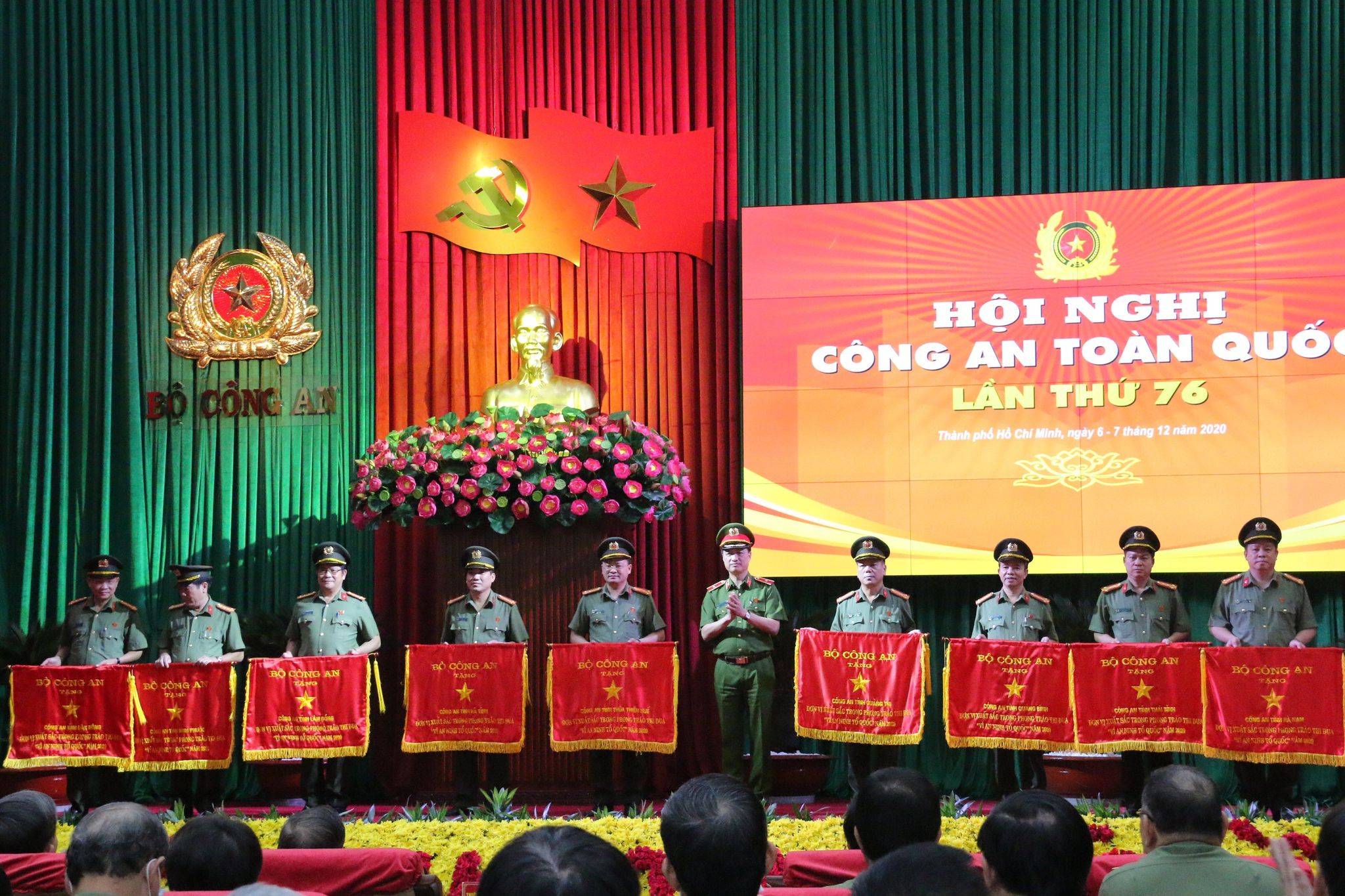 Công an tỉnh Thừa Thiên - Huế được Bộ trưởng Bộ Công an tặng Cờ thi đua xuất sắc.