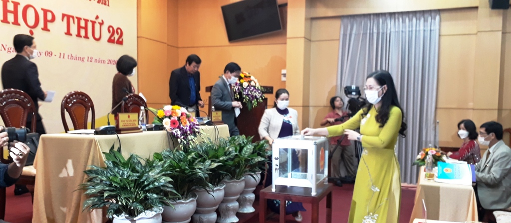 Đại biểu HĐND tỉnh Quảng Ngãi khóa XII, nhiệm kỳ 2016 – 2021, bỏ phiếu bầu chức danh Phó Chủ tịch UBND tỉnh Quảng Ngãi