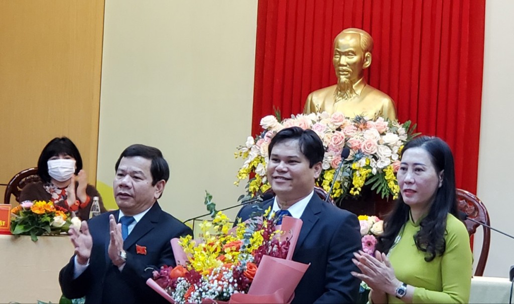 Lãnh đạo tỉnh Quảng Ngãi tặng hoa chúc mừng ông Trần Phước Hiền