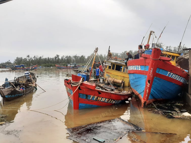 02 con tàu tại khu phố Hải Tiến, thị trấn Thuận An, tỉnh Thừa Thiên - Huế bị mắc cạn gần bờ.