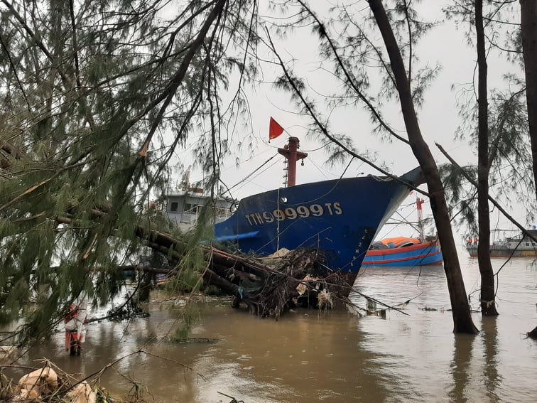 Con tàu mang số hiệu TTH9999TS bị mắc cạn gần bờ khu vực cửa biển Thuận An.