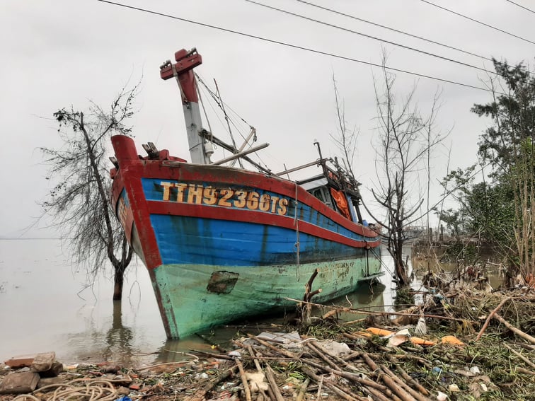 Một con tàu khác cũng bị đứt neo và bị mắc cạn tại xã Phú Thuận.