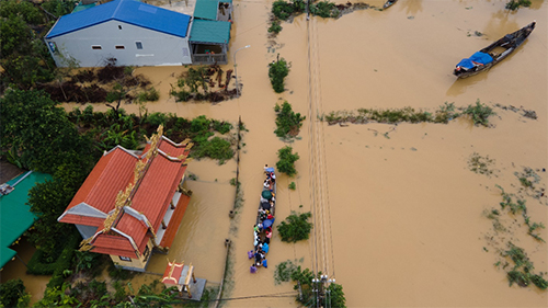 Nhiều tỉnh miền Trung đang chịu ảnh hưởng nặng nề từ trận bão lũ liên tiếp