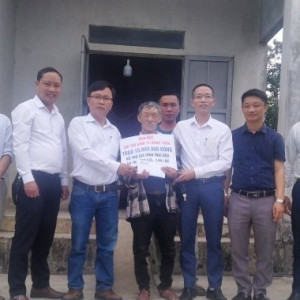 Trao 15 triệu đồng cho hoàn cảnh đặc biệt khó khăn ở Hà Tĩnh