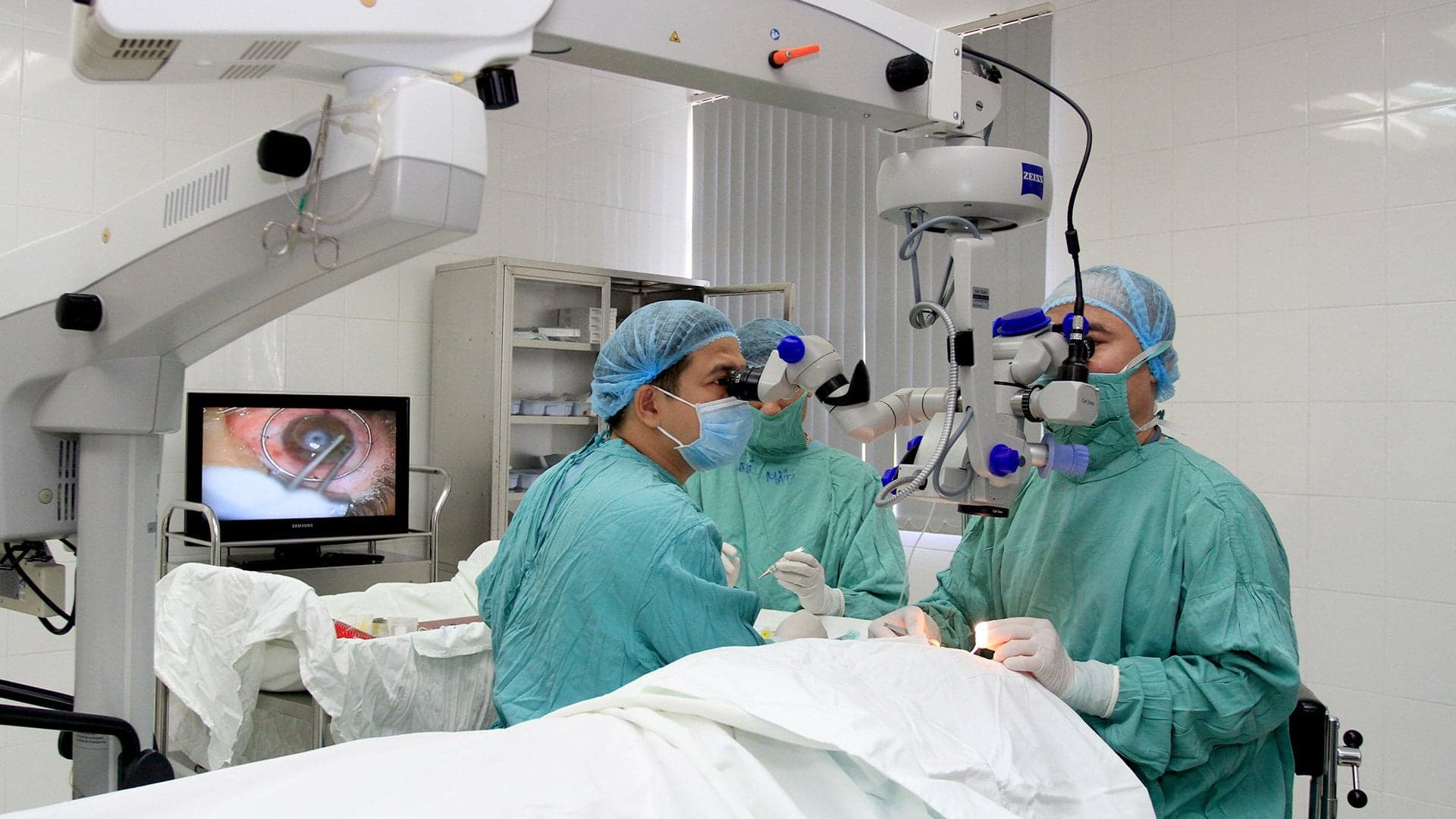 Trung tâm Mắt, Bệnh viện Trung ương Huế tiến hành phẫu thuật ghép giác mạc cho hai bệnh nhân.