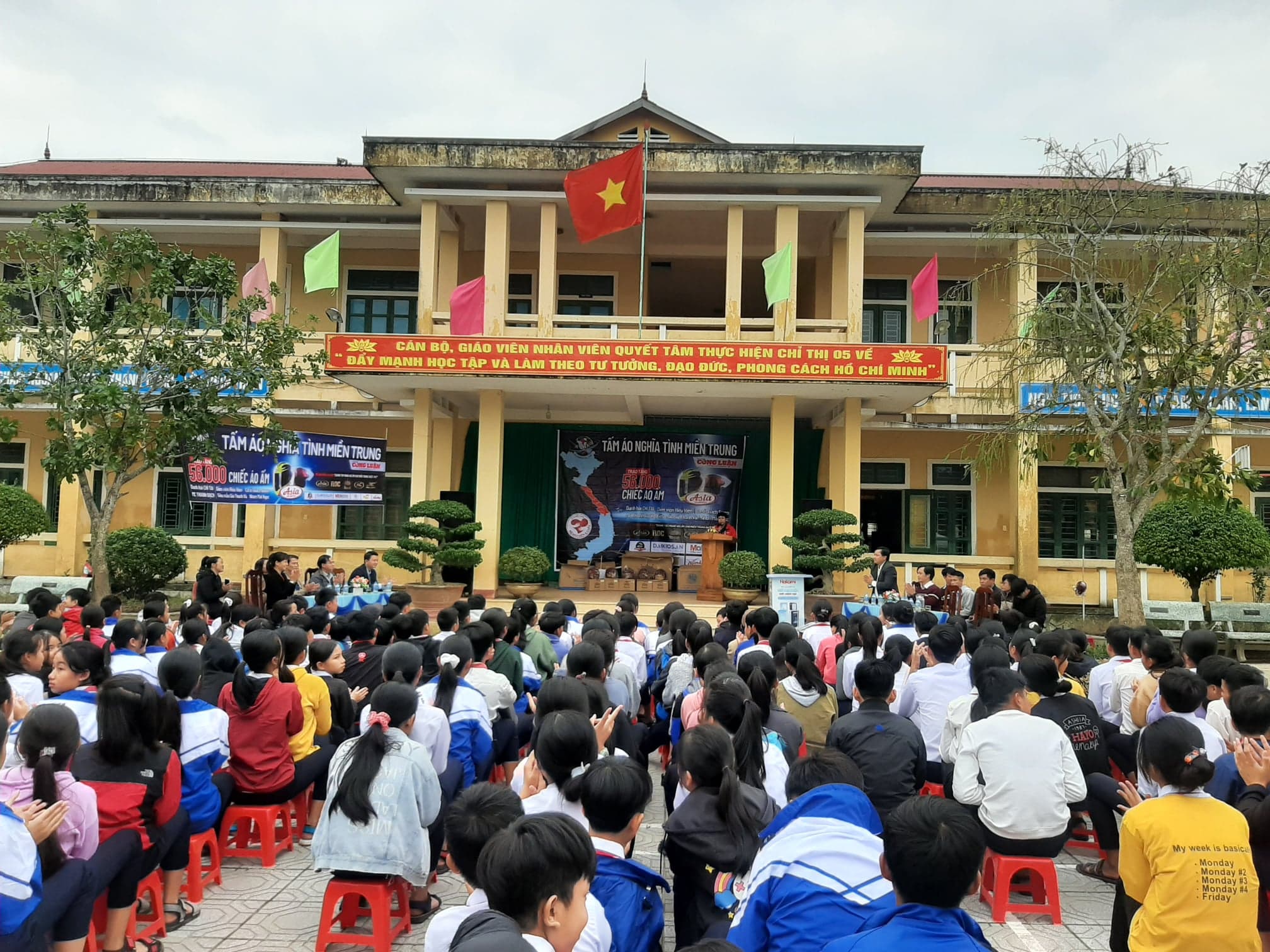 Chương trình “Tấm áo nghĩa tình miền Trung” thực hiện tại 05 trường học tại huyện Hải Lăng, tỉnh Quảng Trị.