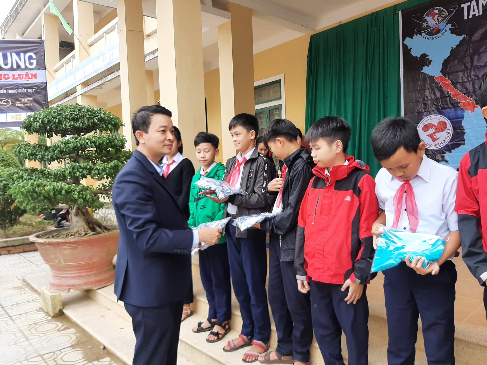 Ông Võ Văn Minh, Phó Giám đốc Sở Giáo dục và Đào tạo tỉnh Quảng Trị tham dự và trao quà cho các em học sinh.