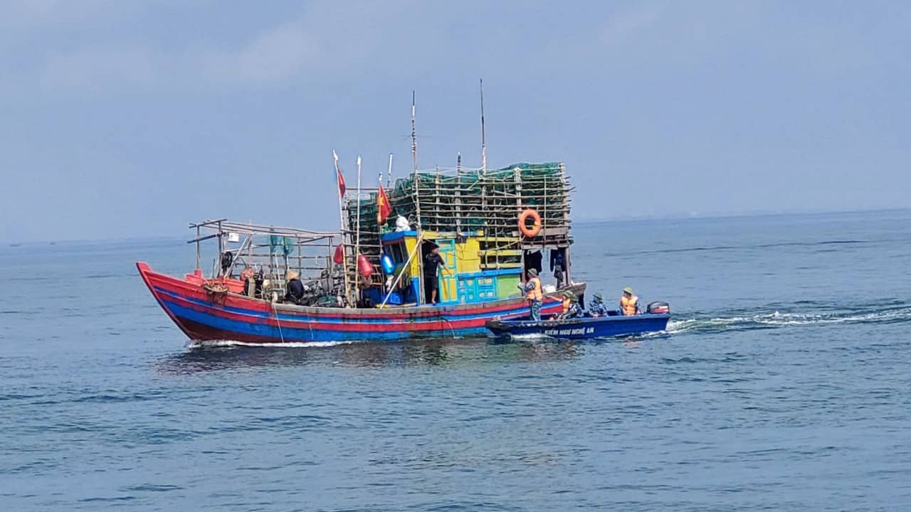 Lực lượng kiểm ngư tiếp cận 1 tàu giã cào ven biển thị xã Hoàng Mai để kiểm tra