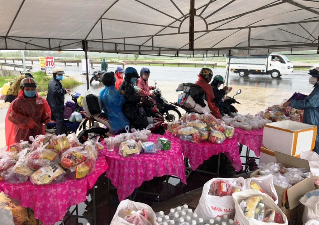 Quảng Ngãi hỗ trợ thức ăn nước uống, sắp xếp chỗ trú mưa cho người dân từ phía Nam về quê