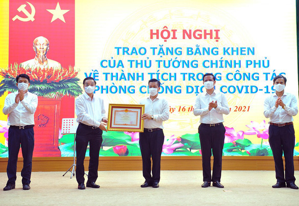 chu-tich-ha-noi-tang-bang-khen-ttcp-16211580296861175293649.jpg