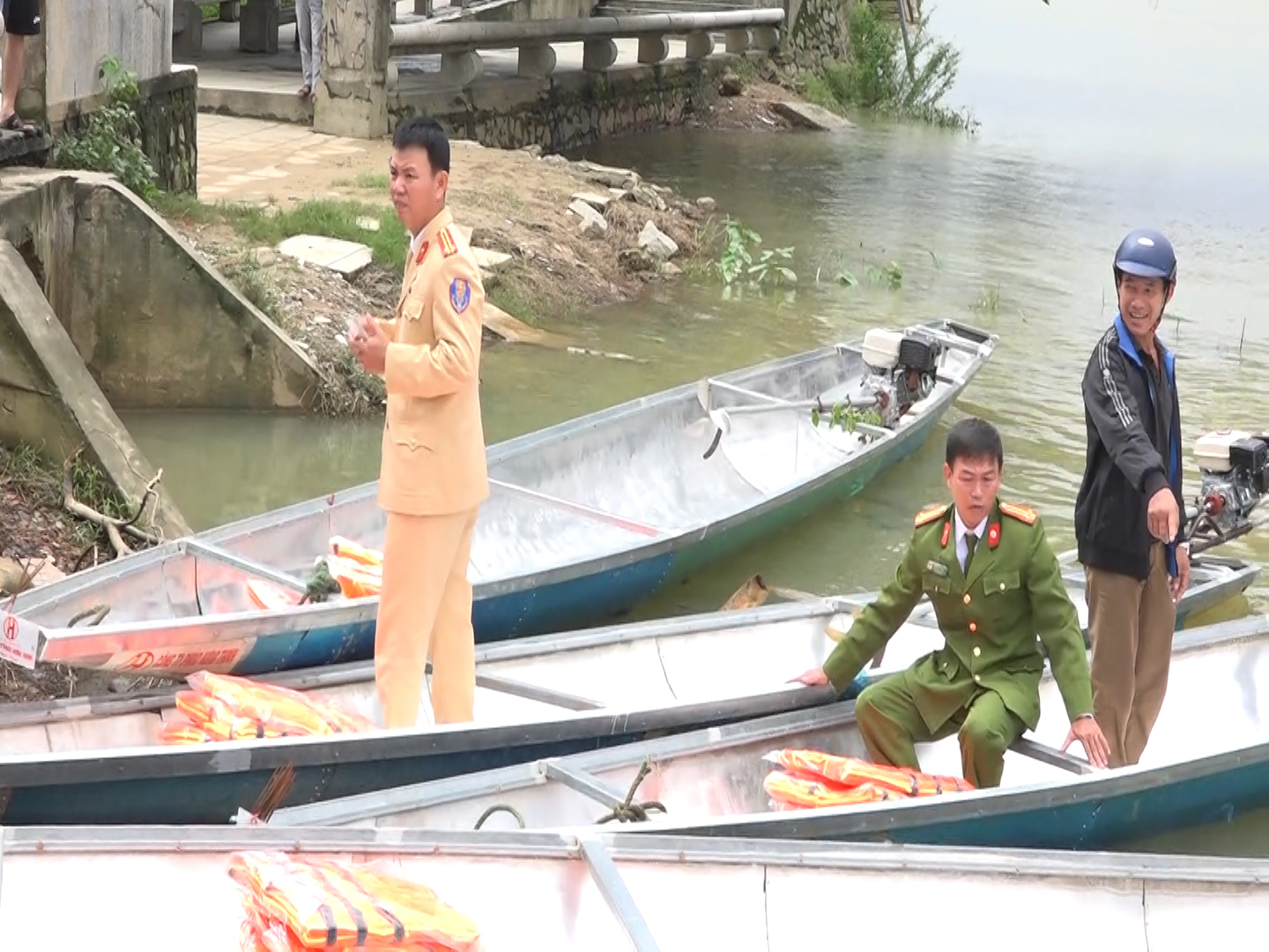 Công an tỉnh Thừa Thiên - Huế tiếp nhận 11 chiếc thuyền phục vụ phòng chống thiên tai và cứu hộ cứu nạn.