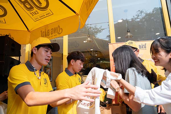 Văn Toàn và Minh Vương bán cà phê gây quỹ ủng hộ đồng bào miền Trung