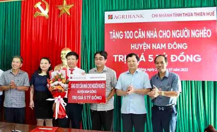 Đại diện Agribank Thừa Thiên Huế trao tặng 100 căn nhà cho hộ nghèo ở tại huyện Nam Đông.