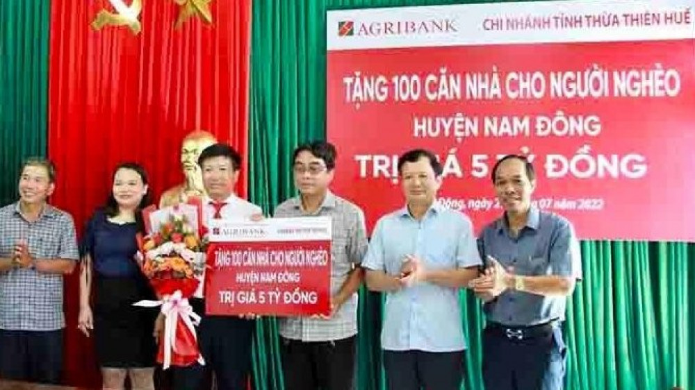 Agribank Thừa Thiên Huế trao tặng 100 ngôi nhà cho người nghèo vùng cao