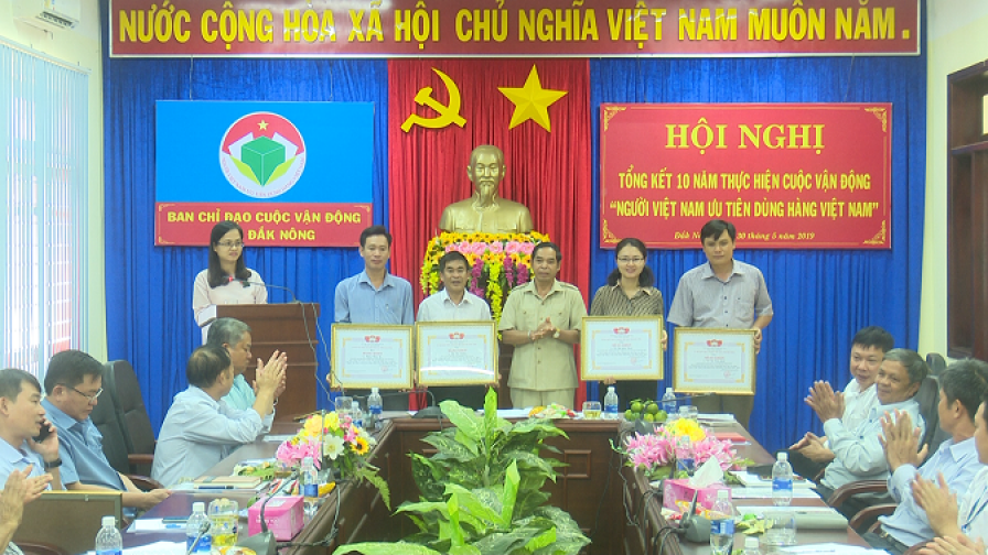 Ông Điểu Xuân Hùng trao tặng Bằng khen của Ủy ban MTTQVN tỉnh cho các cá nhân có thành tích xuất sắc trong Cuộc vận động.
