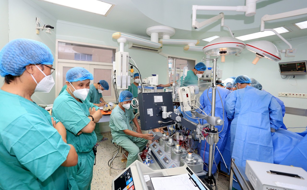 GS.TS Phạm Như Hiệp (thứ 2 từ trái qua) chỉ đạo hành trình ghép tim, mang lại sự sống cho bệnh nhân Phan Duy Q.