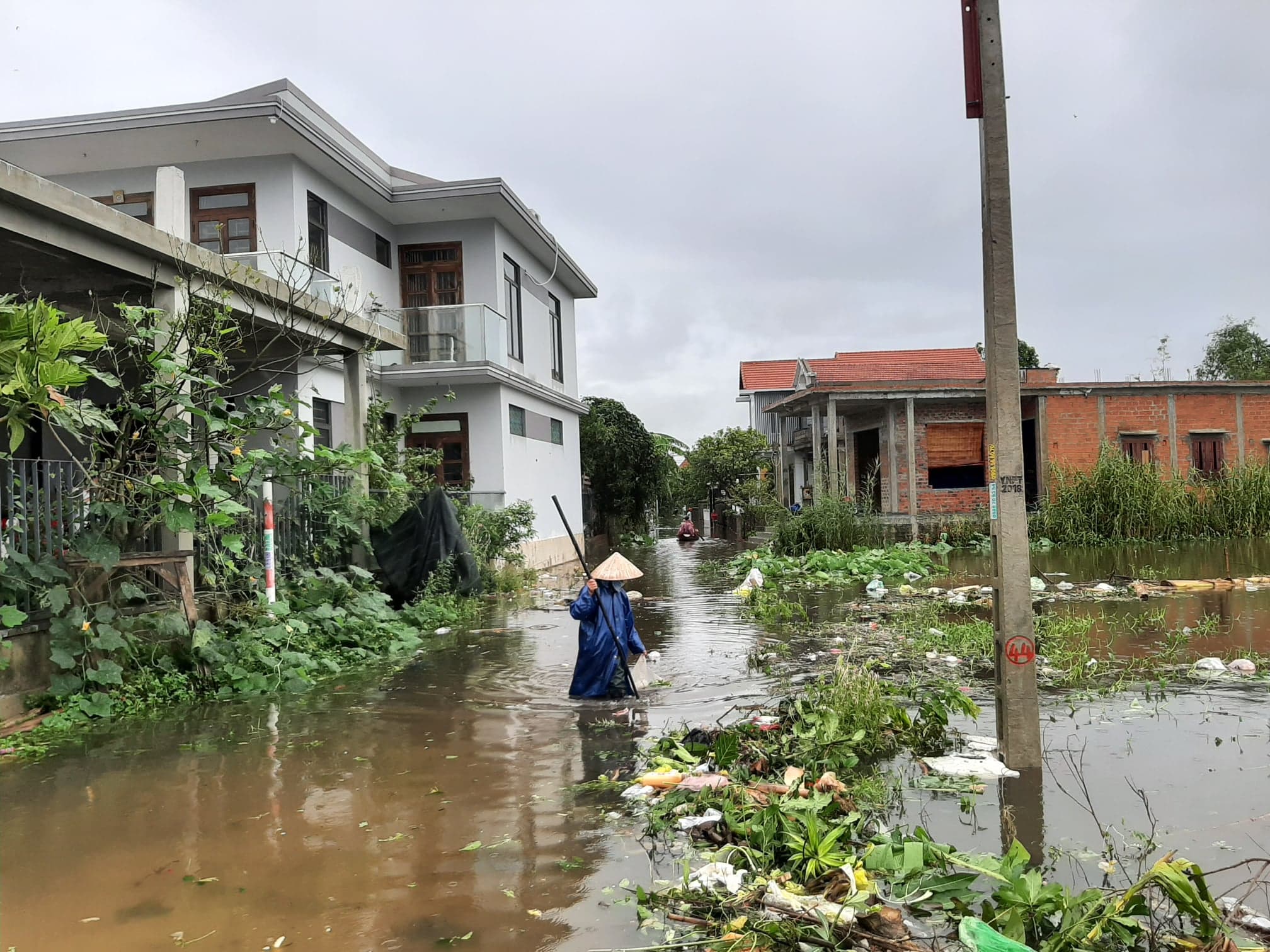 Mưa lớn nhiều những qua đã khiến nhiều địa điểm tại tỉnh Thừa Thiên - Huế bị ngập úng.
