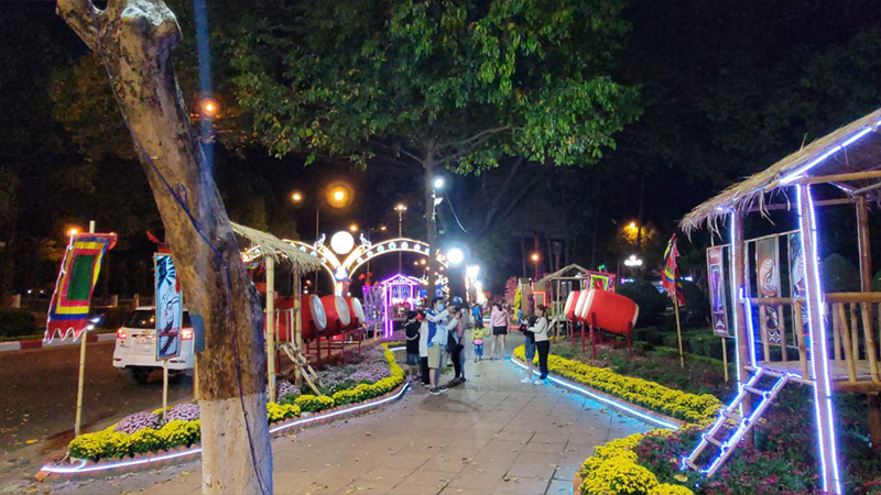 Không khí lễ hội xuất hiện trên khắp các tuyến đường trên thành phố Buôn Ma Thuột