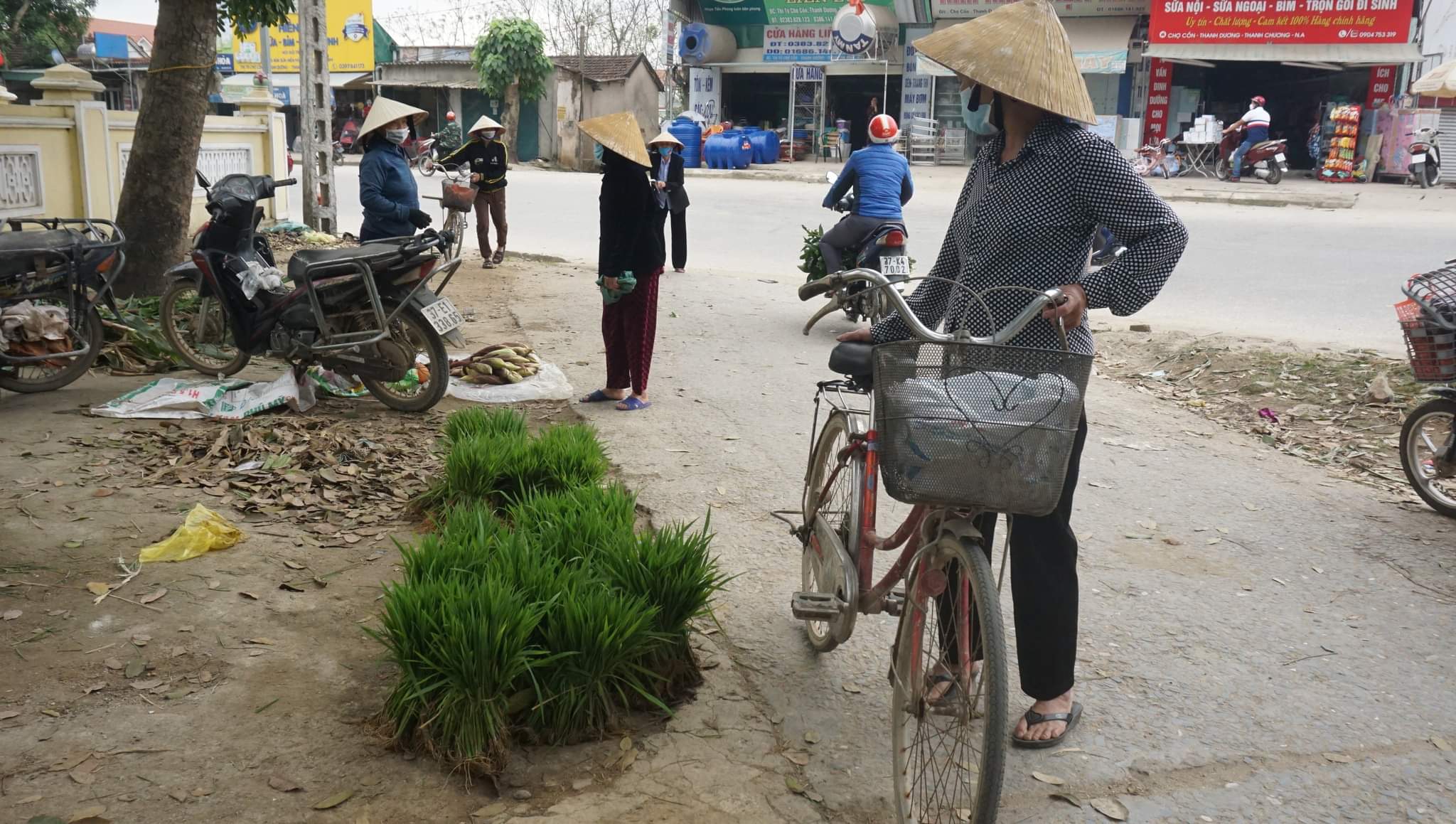 Với nhiều người, thứ hàng hóa này khá đặc biệt, nhưng với người dân xã Thanh Dương thì việc mua bán đã quá quen thuộc.