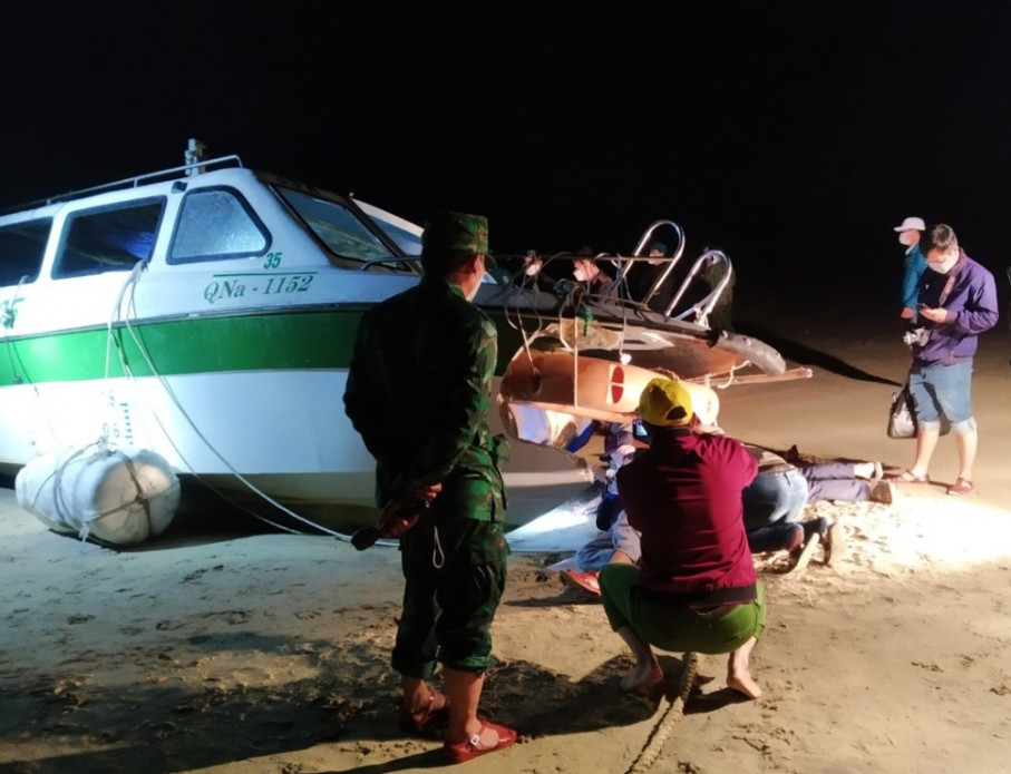 Lực lượng cứu hộ, cứu nạn Quảng Nam trục vớt và đưa vào bờ thành công ca nô du lịch QNa-1125 bị nạn trên biển Cửa Đại (ảnh CTV)
