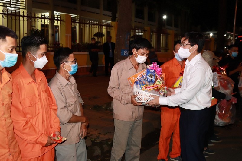 Bí thư Nguyễn Đình Trung tặng quà cho công nhân môi trường tại TP. Buôn Ma Thuột