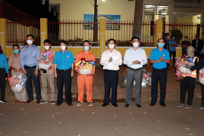 Bí thư Tỉnh ủy Đắk Lắk Nguyễn Đình Trung đã xuống đường thăm hỏi, động viên, chúc Tết công nhân môi trường.