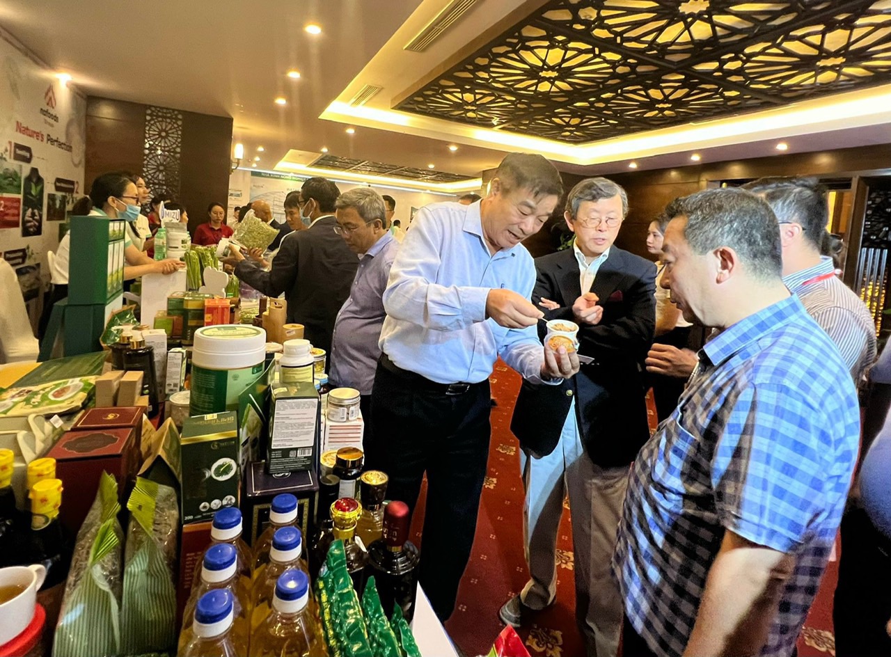 Các đại biểu tham quan gian hàng sản phẩm đặc trưng của Nghệ An tại buổi Hội thảo.