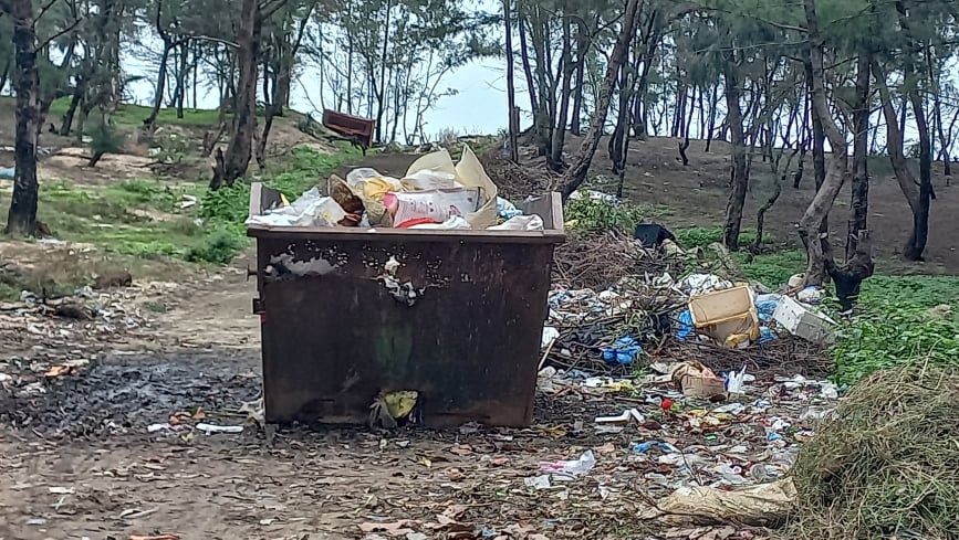 Bãi thu gom rác tại đây nhếch nhác, gây ô nhiễm môi trường, mất mỹ quan.